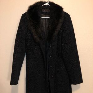 Women's coat with faux fur collar.